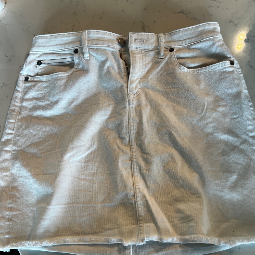 Vineyard Vines White Denim Skirt – Size 6, Raw Hem, Classic Stretch